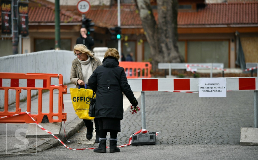Neodgovorni građani: Pogledajte kako pojedinci prelaze Carev most i pored jasnih zabrana