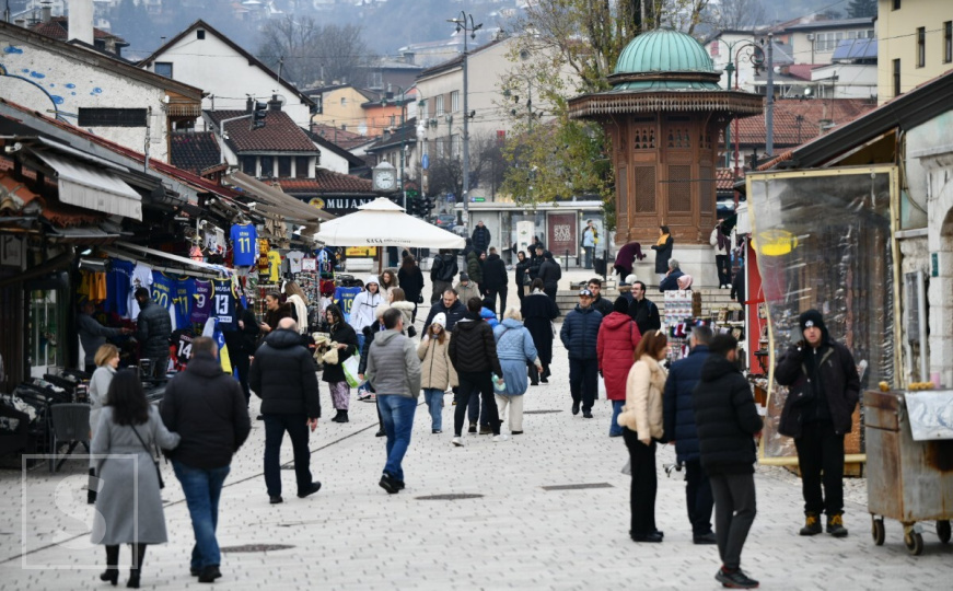Zadnji dan novembra u Sarajevu: Niske temperature nisu spriječile građane da uživaju u šetnji