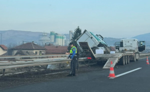 Nesreća na autoputu A1: Prevrnulo se teretno vozilo kod Kaknja, saobraćaj usporen