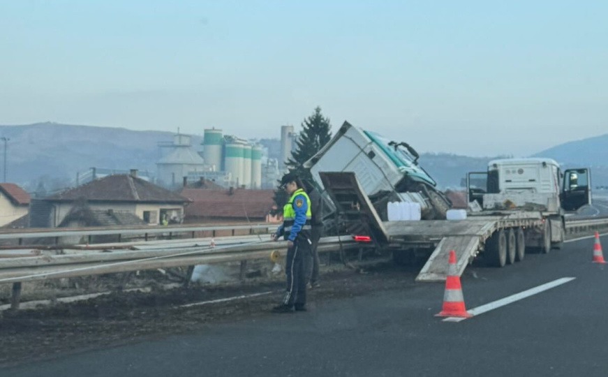 Nesreća na autoputu A1: Prevrnulo se teretno vozilo kod Kaknja, saobraćaj usporen