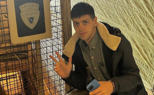 Sramota: Podigao tri prsta i slikao se na ulazu u Tunel spasa - simbol otpora tokom opsade Sarajeva