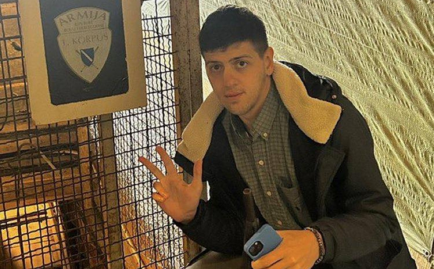 Sramota: Podigao tri prsta i slikao se na ulazu u Tunel spasa - simbol otpora tokom opsade Sarajeva