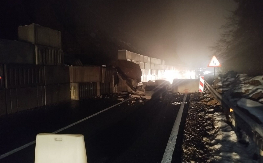 Upozorenje vozačima: Odron na magistrali M-18, obustavljen saobraćaj