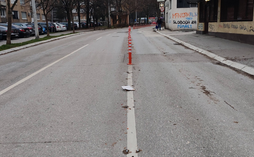 Sramota na Grbavici: Odvaljeno nekoliko čunjeva koji su spriječavali nepropisno parkiranje