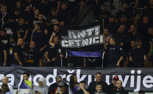 U Skenderiji osvanuo transparent "Anti četnici"