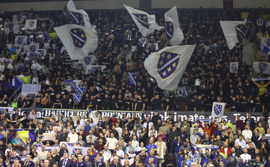 Meč u Skenderiji: Pogledajte kako su dočekane himne Srbije i BiH