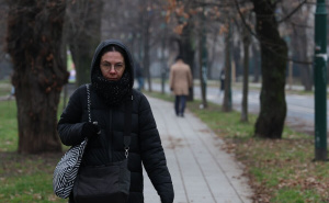 Hladni prsti decembra: Šarenilom kaputa i šalova protiv sive magle u Sarajevu