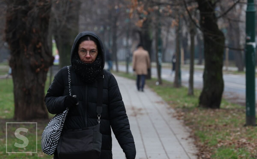 Hladni prsti decembra: Šarenilom kaputa i šalova protiv sive magle u Sarajevu