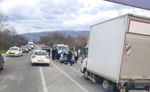 Teška nesreća na M-17 kod Mostara: Učestvovala dva automobila i kamion, dvije osobe povrijeđene