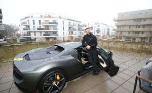 Bosanac šokirao komšiluk u Beču: Ferrari vrijedan 400.000 eura parkirao na balkon stana