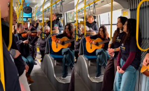 "Sarajevo, ljubavi moja": Srednjoškolci izveli koncert u trolejbusu, pogledajte video