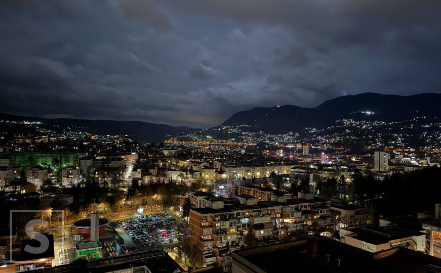 Sarajevo "prodisalo", vjetar rastjerao smog: Pogledajte očaravajuće prizore decembarske noći