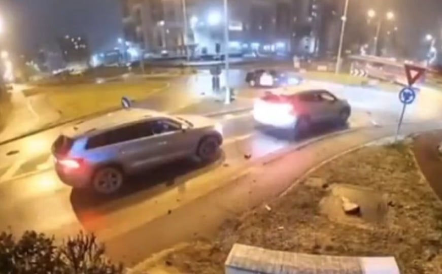 Nevjerovatna nesreća u Rumuniji: Preletio dva automobila i udario u stub