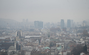 Impresivan, ali maglom obavijen pogled na Sarajevo