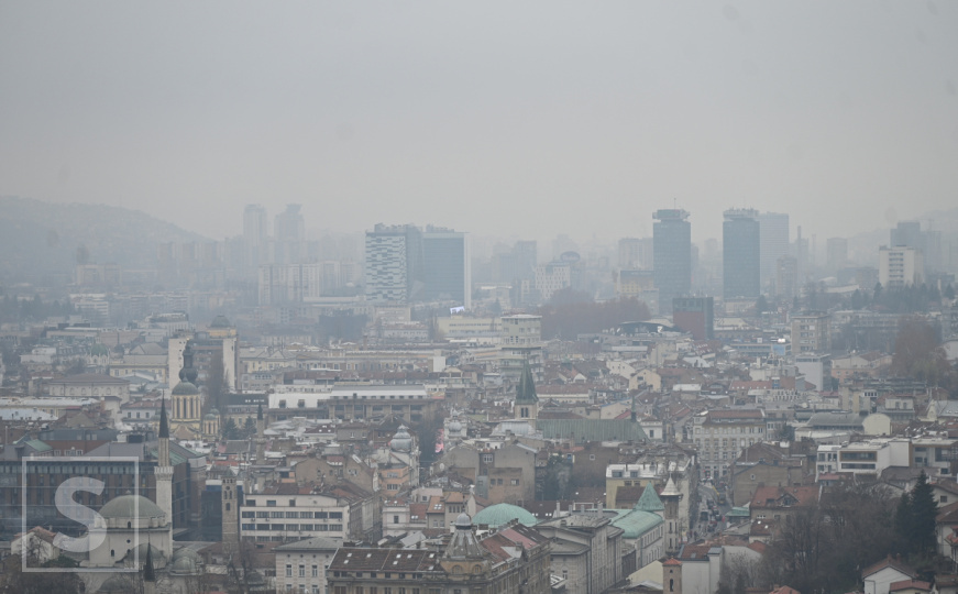 Impresivan, ali maglom obavijen pogled na Sarajevo