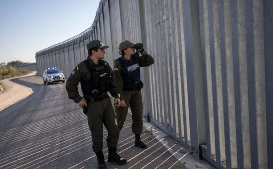 Grčka obalna straža pronašla brod s 18 beživotnih tijela: Dvoje preživjelih objasnilo šta se desilo