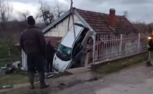 Saobraćajna nesreća u Srbiji: Sa vozilom završio na krovu kuće i prošao sa lakšim povredama