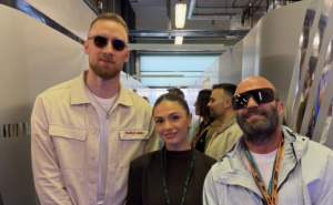 Džanan Musa sa suprugom Aminom u društvu poznatog glumca pratio Formulu 1: "Elitna ekipa"