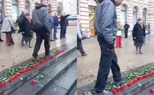 Sramotno: U centru Zagrebu gazio ruže za ubijene žene, snimili su ga među "klečavcima"