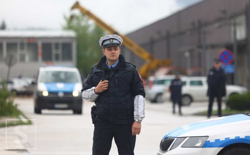 Bijeljina: Maloljetnik ukrao BMW, izazvao saobraćajnu nesreću i pobjegao