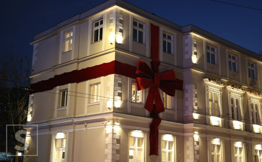 Nije mašna u Beču, nego u Sarajevu: Glavni grad BiH ponovo ukrašen prepoznatljivim dekorom