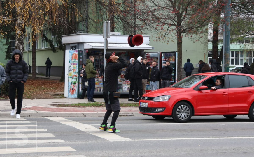 Maglovit dan u Sarajevu: Ulični zabavljači unose veselje u tmurnu rutinu