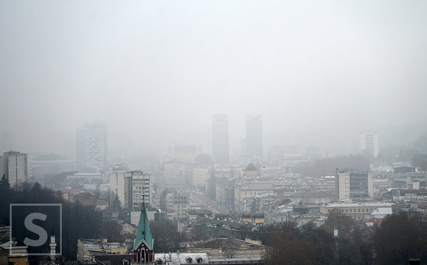 Sarajevo okovano maglom i smogom: Zrak nezdrav za osjetljive grupe, ograničite boravak vani