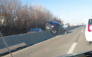 Saobraćajna nesreća kod Banje Luke: Automobil završio na betonskoj ogradi