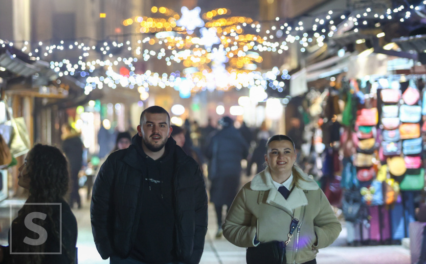 Decembarska atmosfera u Sarajevu: Prošetajte s nama ukrašenim gradom