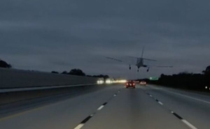 Avion sletio na krov automobila: Objavljen snimak nesreće