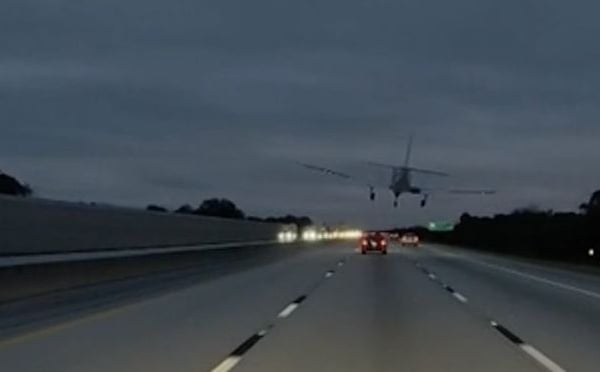 Avion sletio na krov automobila: Objavljen snimak nesreće