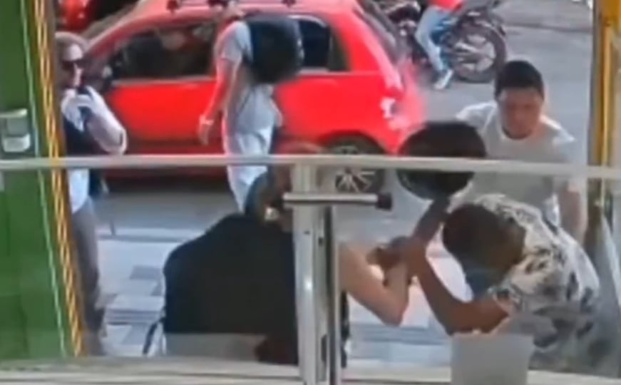 Snimak koji je šokirao mnoge: Muškarac se kukavički skrivao dok je žena sama savladala napača