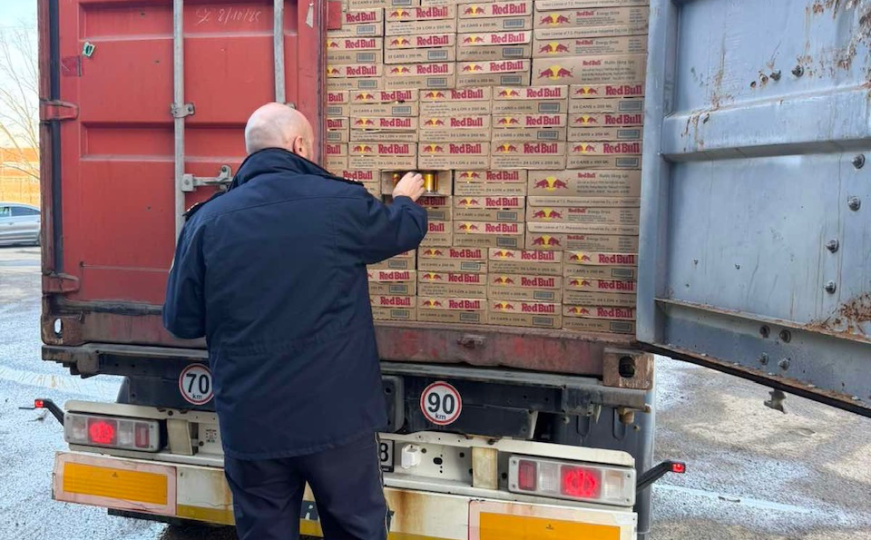 Carinici u BiH zaplijenili 69.600 limenki krivotvorenog Red Bulla