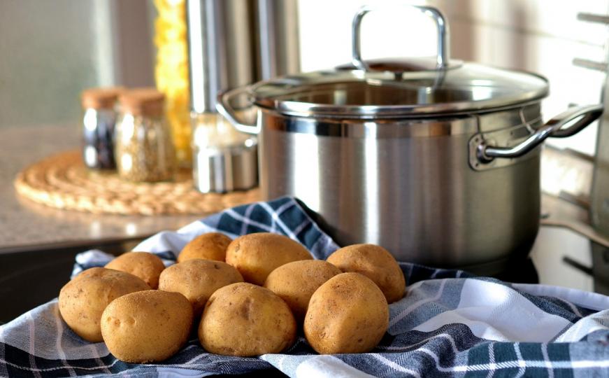 Jednostavan trik: Krompir nikad više ne potamni ako prije sječenja uradite ovo