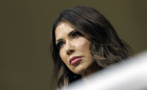 Skandal u Kongresu: Trumpova ministrica optužena za laganje, napustila salu usred žestoke rasprave