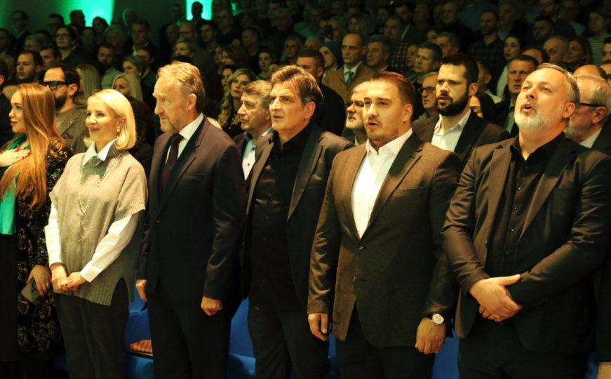 SDA održala veliki skup u Sarajevu: Tvrde da će masovno graditi i masovno otvarati radna mjesta