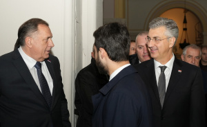 "Dok Sarajevo drijema, drugi crtaju buduće mape. A mape, jednom nacrtane, rijetko se brišu."