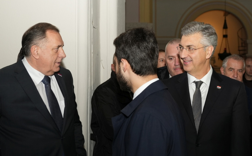 "Dok Sarajevo drijema, drugi crtaju buduće mape. A mape, jednom nacrtane, rijetko se brišu."