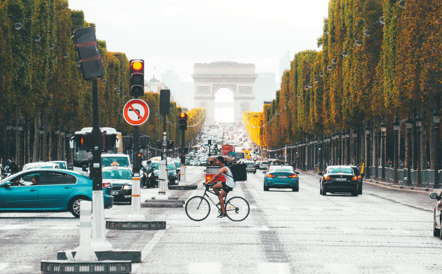 Novi saobraćajni znak počeo da se koristi u Europi: Kazne i do 400 KM ako ga ne poštujete