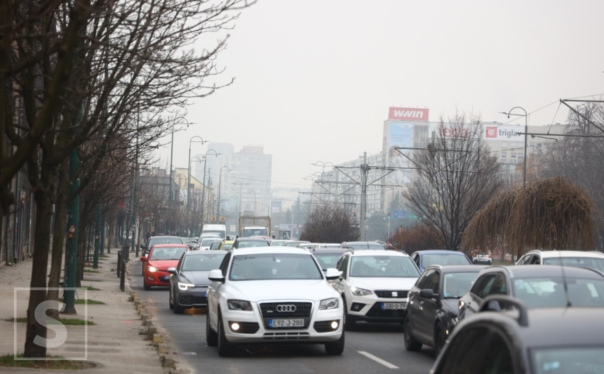 Hladno, zagađen zrak i gužva: Tmurna subota u Sarajevu