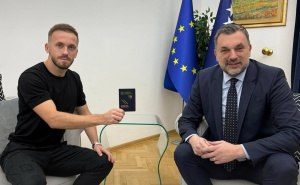 Edin Višća dobio diplomatski pasoš BiH: Zahvalio se Elmedinu Konakoviću