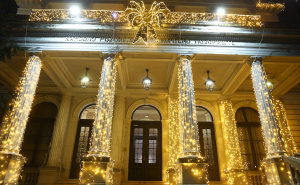 Bajkoviti prizori: Narodno pozorište Sarajevo u prazničnom sjaju oduševljava sve prolaznike