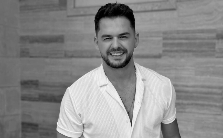 Poznati pjevač (40) iznenada preminuo: Supruga neutješna, objavila emotivnu poruku