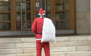 Performans ispred zgrade CIK-a u Sarajevu: Djed mraz donio glasove za Sinišu Karana (SNSD)