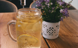 Svako jutro pijete vodu s limunom? Evo šta to zaista radi vašem tijelu