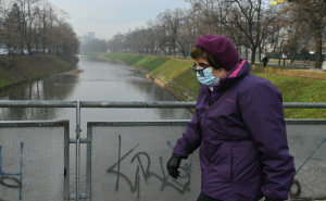 Zrak u Sarajevu i dalje zagađen, građani sa maskama u šetnji