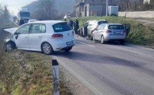 Lančani sudar kod Doboja: Učestvovala četiri vozila, tri osobe povrijeđene