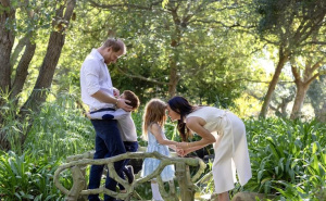 Princ Harry i Meghan Markle objavili emotivnu božićnu fotografiju s Archiejem i Lilibet