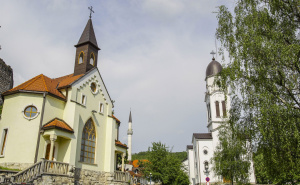 Ljepote BiH: U jednoj ulici u Bosanskoj Krupi nalaze se džamija, pravoslavna i katolička crkva