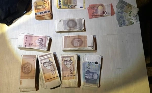 Bježao policiji kroz Tuzlu: Kod osumnjičenog pronađeni droga, pištolj i hiljade maraka